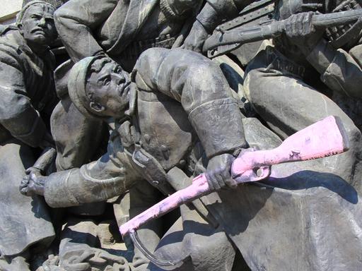 Ein Sowjetisches Kriegsdenkmal in Sofia ist aus Protest mit pinker Farbe beschmiert.