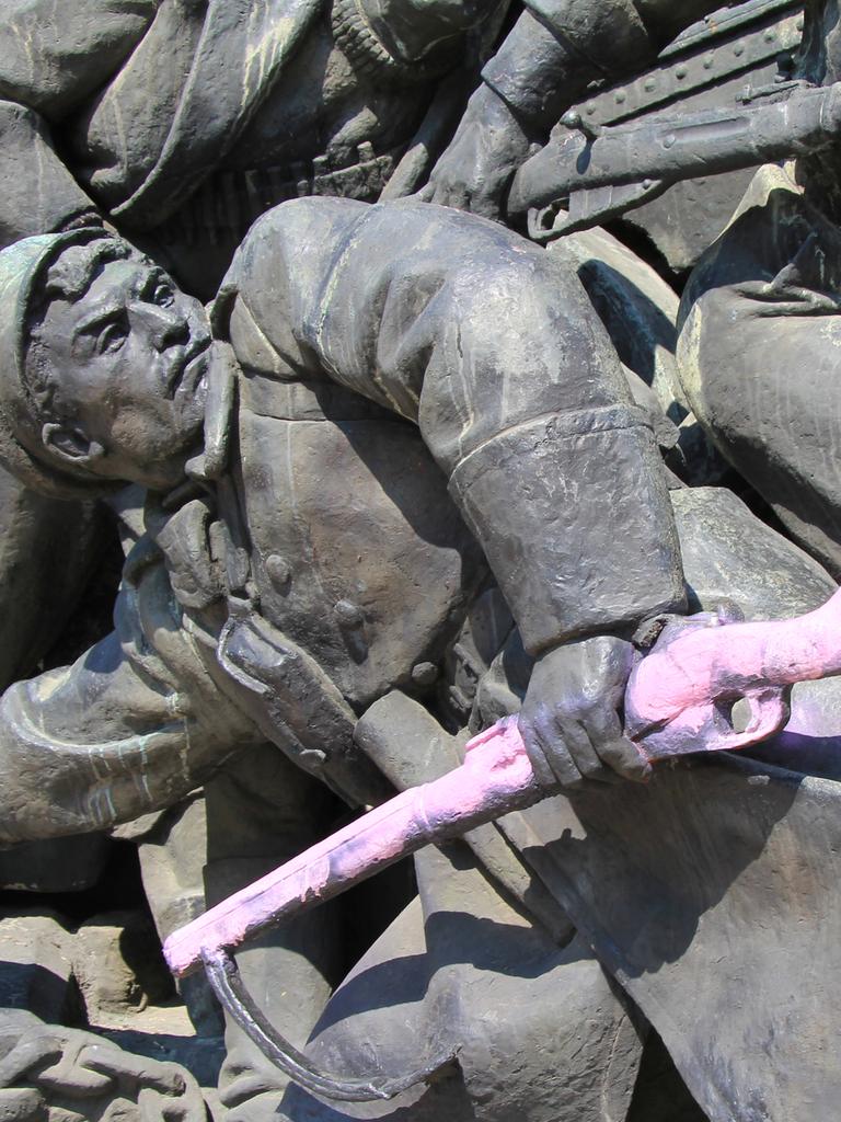 Ein Sowjetisches Kriegsdenkmal in Sofia ist aus Protest mit pinker Farbe beschmiert.
