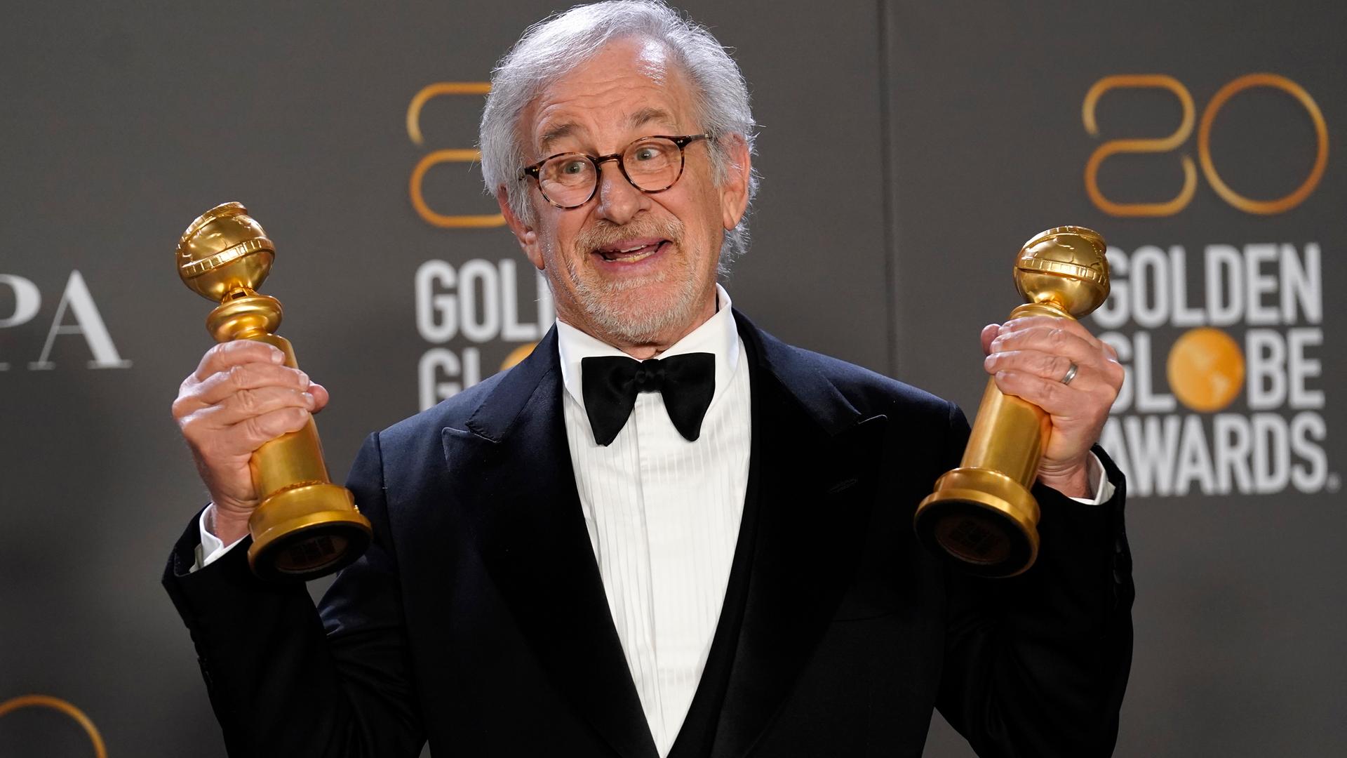 Der Regisseur Steven Spielberg hat 2 "Golden Globe"-Preise in den Händen.