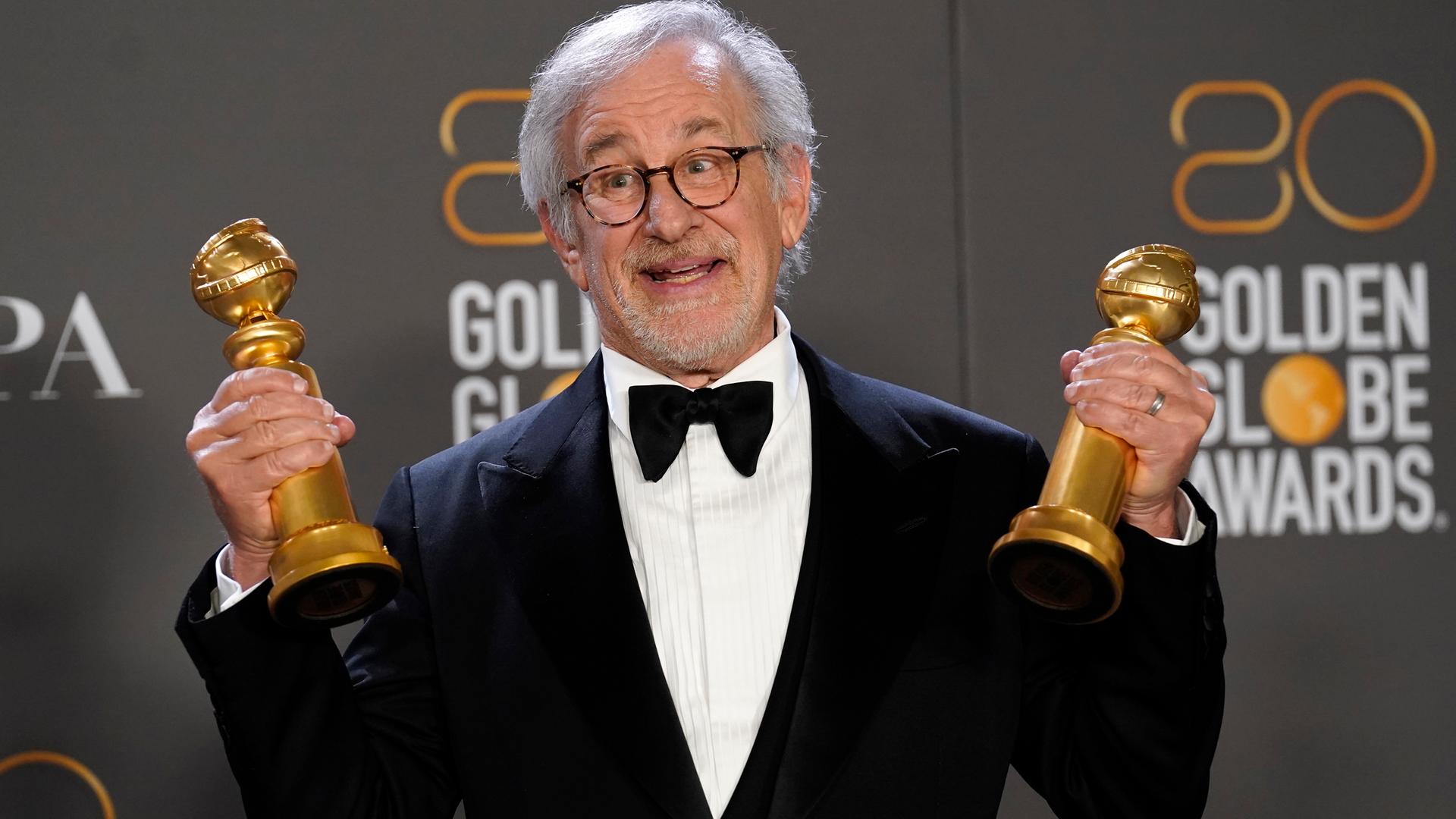 Der Regisseur Steven Spielberg hat 2 "Golden Globe"-Preise in den Händen. Der Regisseur Steven Spielberg hat 2 "Golden Globe"-Preise in den Händen.
