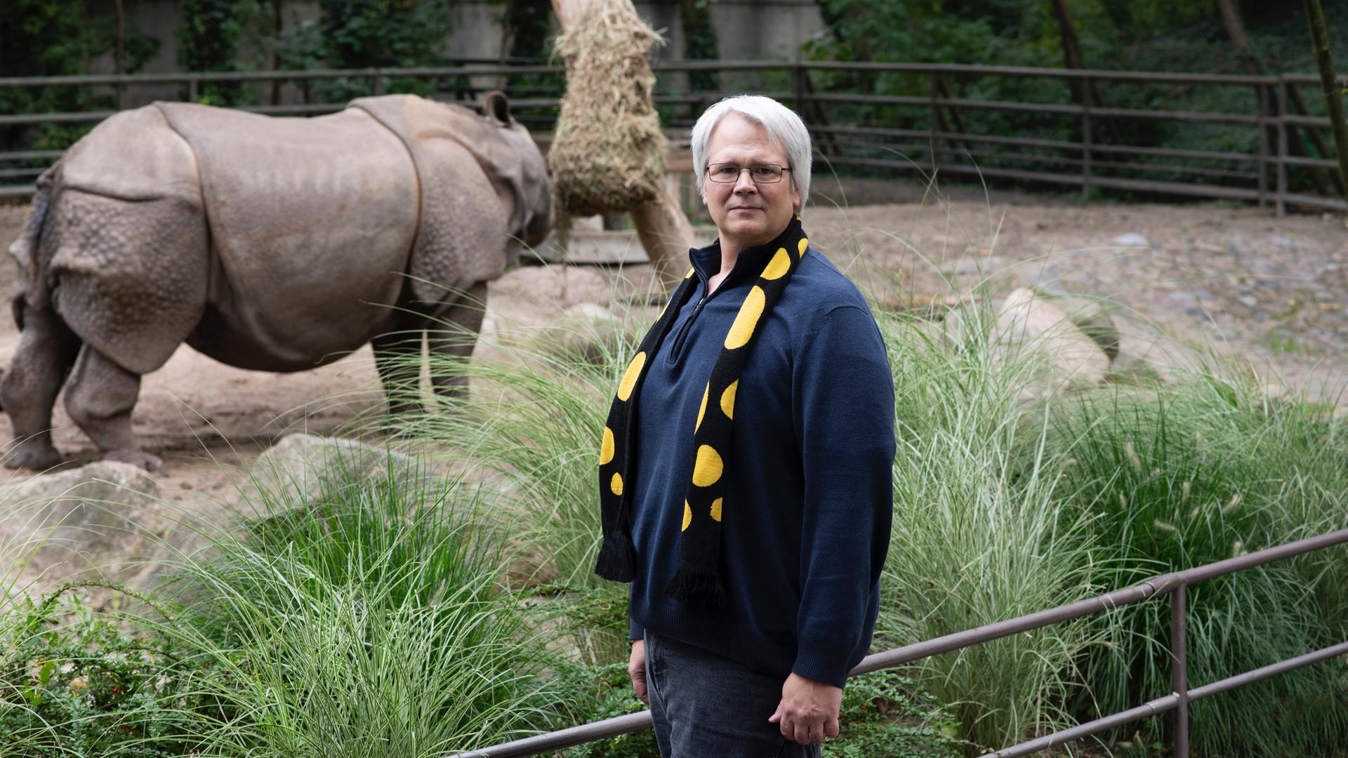 Der Reptilienforscher Heiko Werning steht vor einem Nashorn-Gehege im Zoo. Der Reptilienforscher Heiko Werning steht vor einem Nashorn-Gehege im Zoo.