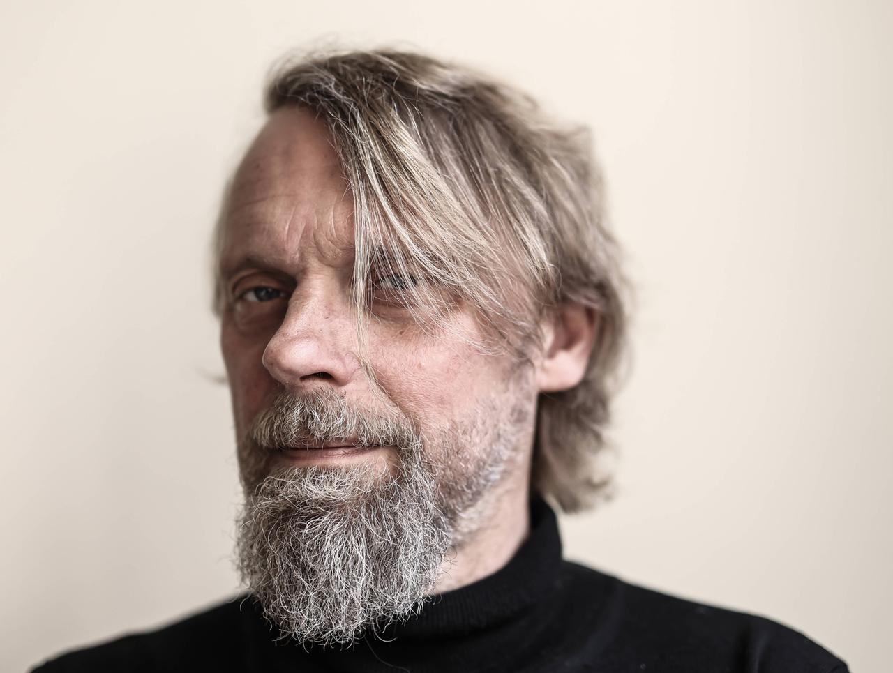 Jens Balzer im Halbrofil, mit Strähne im Gesicht und im schwarzen Rollkragenpulli. Jens Balzer im Halbrofil, mit Strähne im Gesicht und im schwarzen Rollkragenpulli.