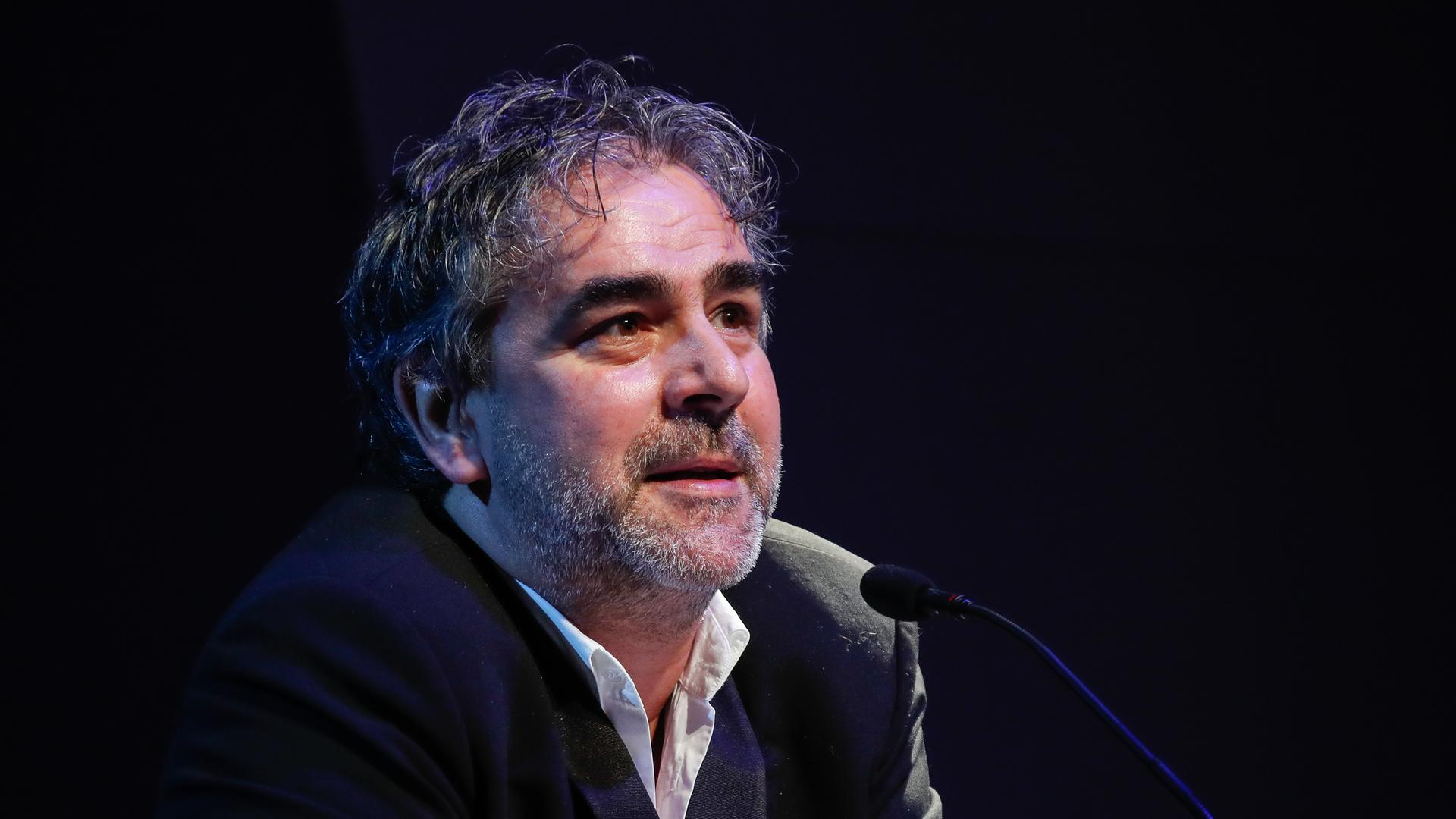 Journalist Deniz Yücel liest bei "Sprachlos die Sprache verteidigen: Lesung für die Ukraine" im Maxim Gorki Theater Journalist Deniz Yücel liest bei "Sprachlos die Sprache verteidigen: Lesung für die Ukraine" im Maxim Gorki Theater