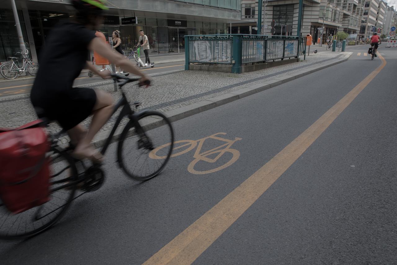 Radfahrer auf der Friedrichstraße in Berlin.