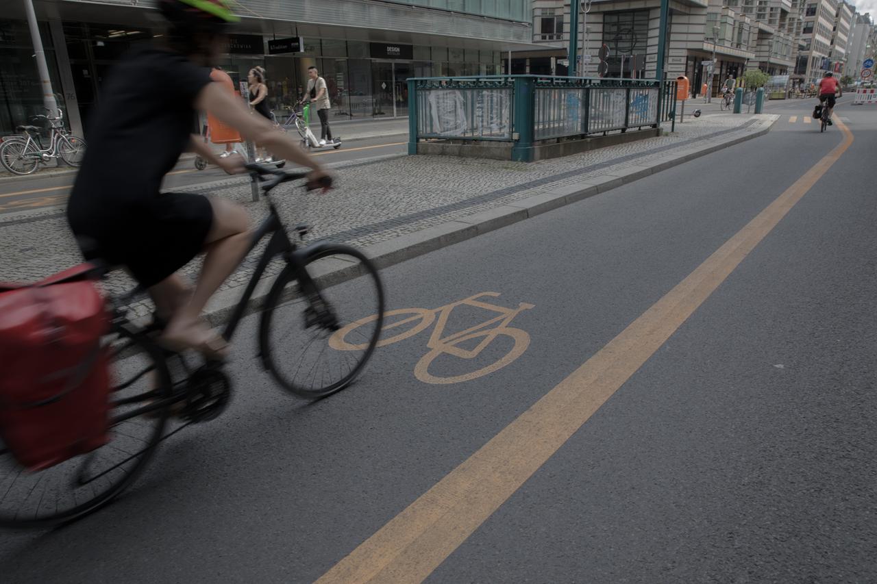 Radfahrer auf der Friedrichstraße in Berlin. Radfahrer auf der Friedrichstraße in Berlin.