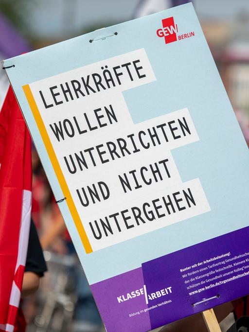 Eine Teilnehmerin der Demonstration der Gewerkschaft Erziehung und Wissenschaft (GEW) trägt ein Plakat mit der Aufschrift «Lehrkräfte wollen unterrichten und nicht untergeheÂ». Die GEW fordert kleine Schulklassen zur Entlastung der Lehrer und Verbesserung der Lehrqualität.