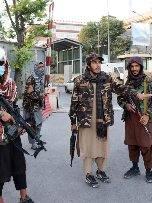 Taliban-Kämpfer an einem Checkpoint in Kabul.