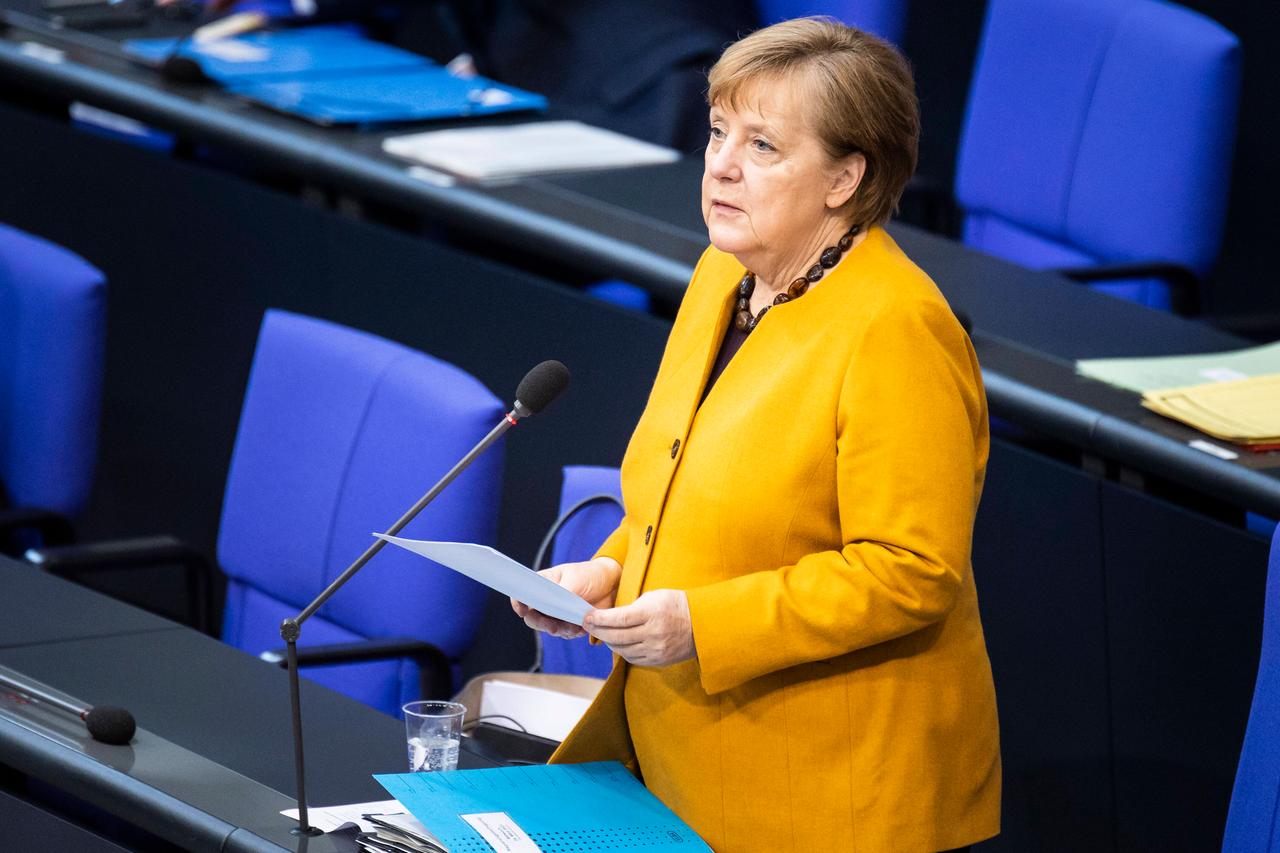 Angela Merkel steht im Bundestag und hält eine Rede.