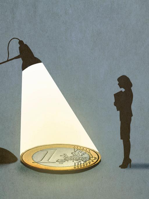 Illustration: Eine Frau betrachtet eine Euro-Münze im Scheinwerferlicht.