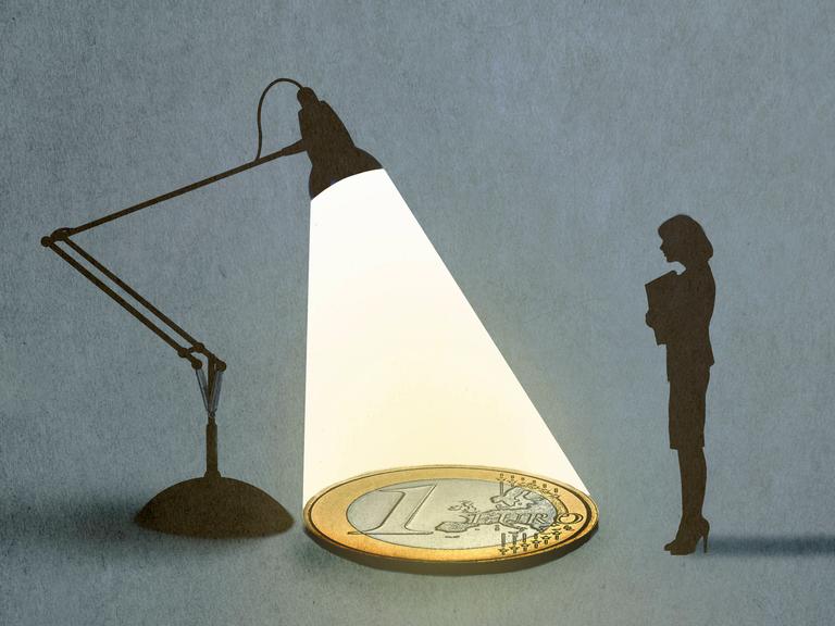 Illustration: Eine Frau betrachtet eine Euro-Münze im Scheinwerferlicht.