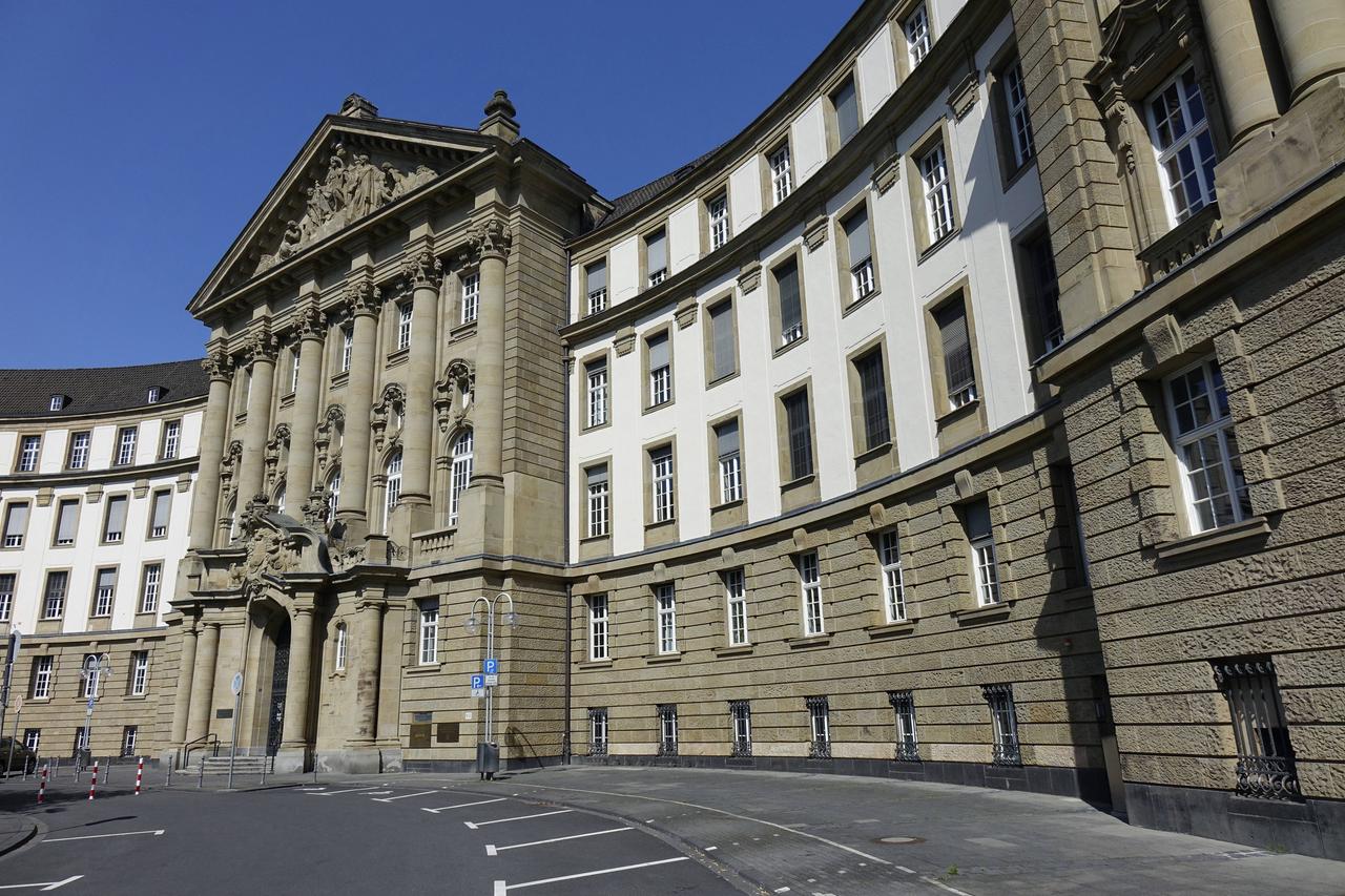 Fassade des Kölner Oberlandesgerichts mit Amtsgericht und Generalstaatsanwaltschaft. Fassade des Kölner Oberlandesgerichts mit Amtsgericht und Generalstaatsanwaltschaft.