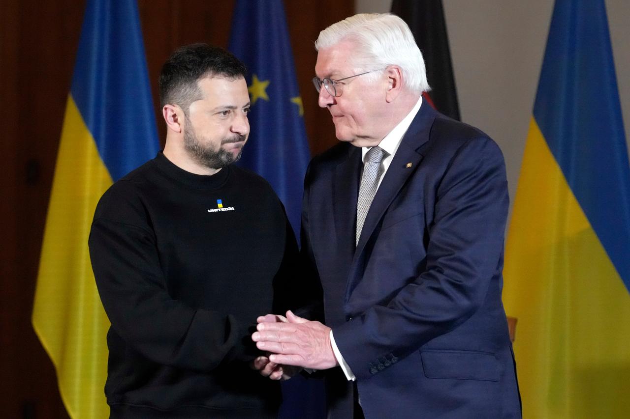 Das Foto zeigt Bundespräsident Frank-Walter Steinmeier und den den ukrainischen Präsidenten Wolodymyr Zelenskyy im Schloss Bellevue.