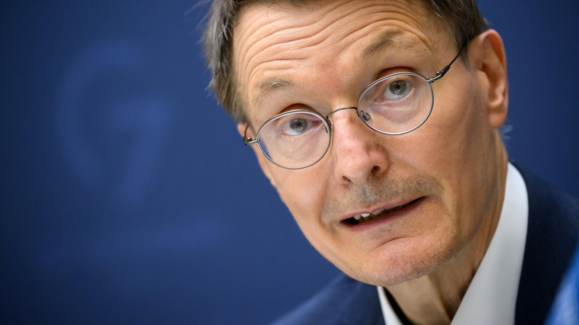 Karl Lauterbach (SPD), Bundesminister für Gesundheit, äußert sich bei einer Pressekonferenz.
