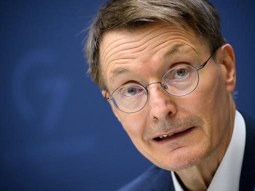 Karl Lauterbach (SPD), Bundesminister für Gesundheit, äußert sich bei einer Pressekonferenz.
