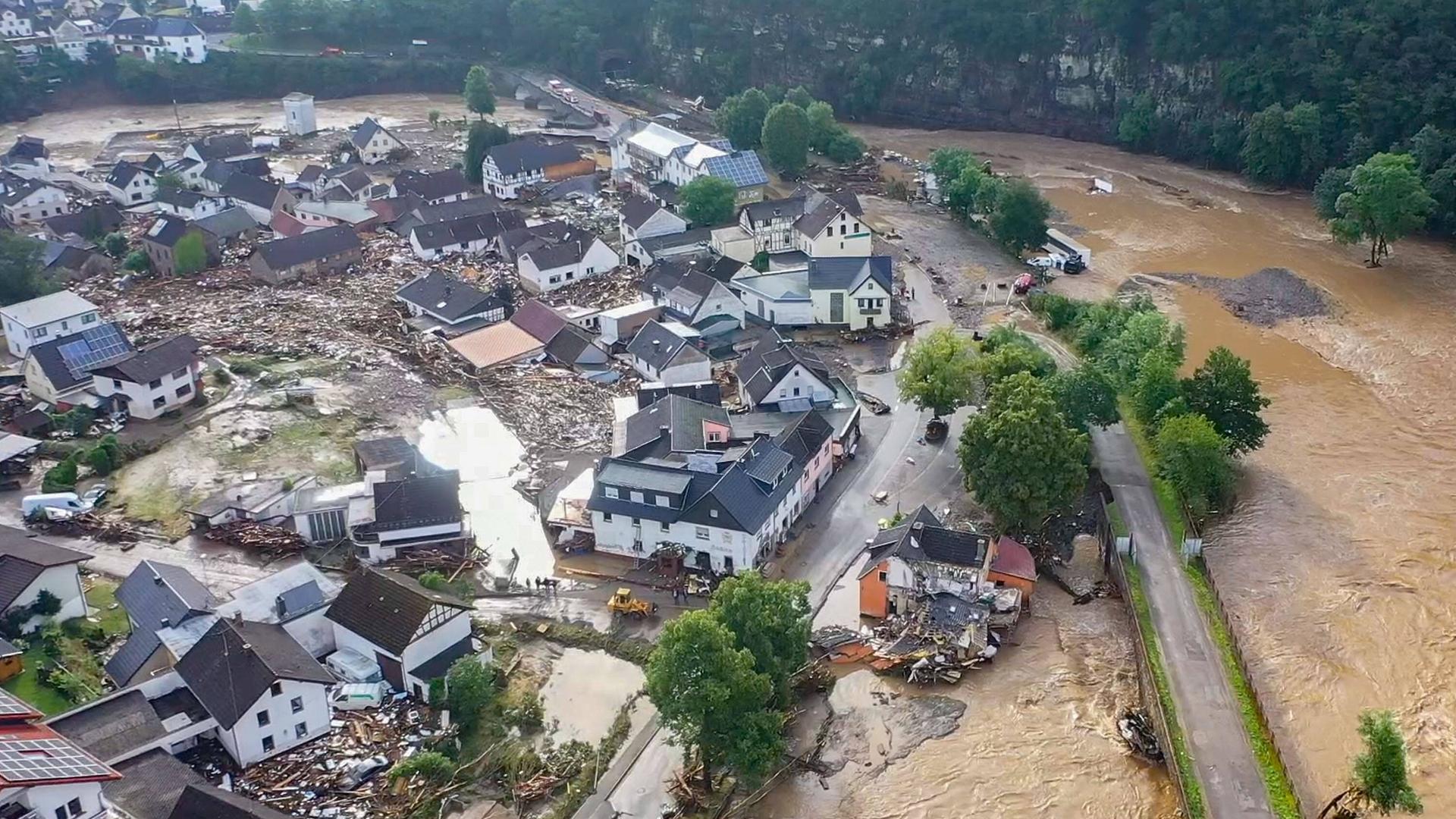Luftaufnahme der Verwüstungen durch das Hochwasser in dem Eifel-Ort Schuld im Ahrtal