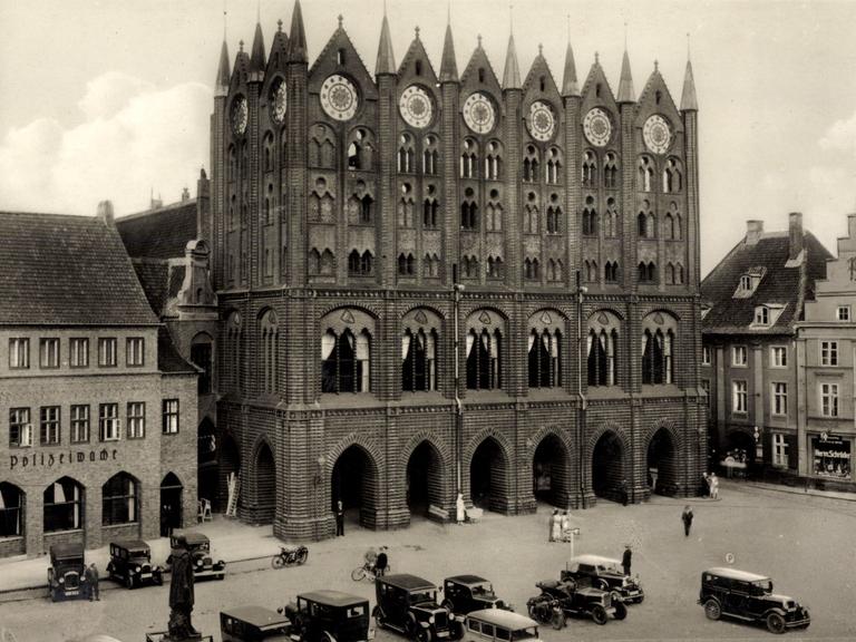 Stralsund in Mecklenburg Vorpommern, Markt, Rathaus, Polizeiwache, Pommersche Zeitung