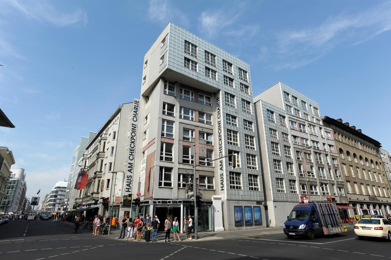 Das "Haus am Checkpoint Charlie" mit dekonstrutvistischen Elementen: scheinbar verschobene Teile des aus Quadern zusammengesetzten Gebäudes Das "Haus am Checkpoint Charlie" mit dekonstrutvistischen Elementen: scheinbar verschobene Teile des aus Quadern zusammengesetzten Gebäudes