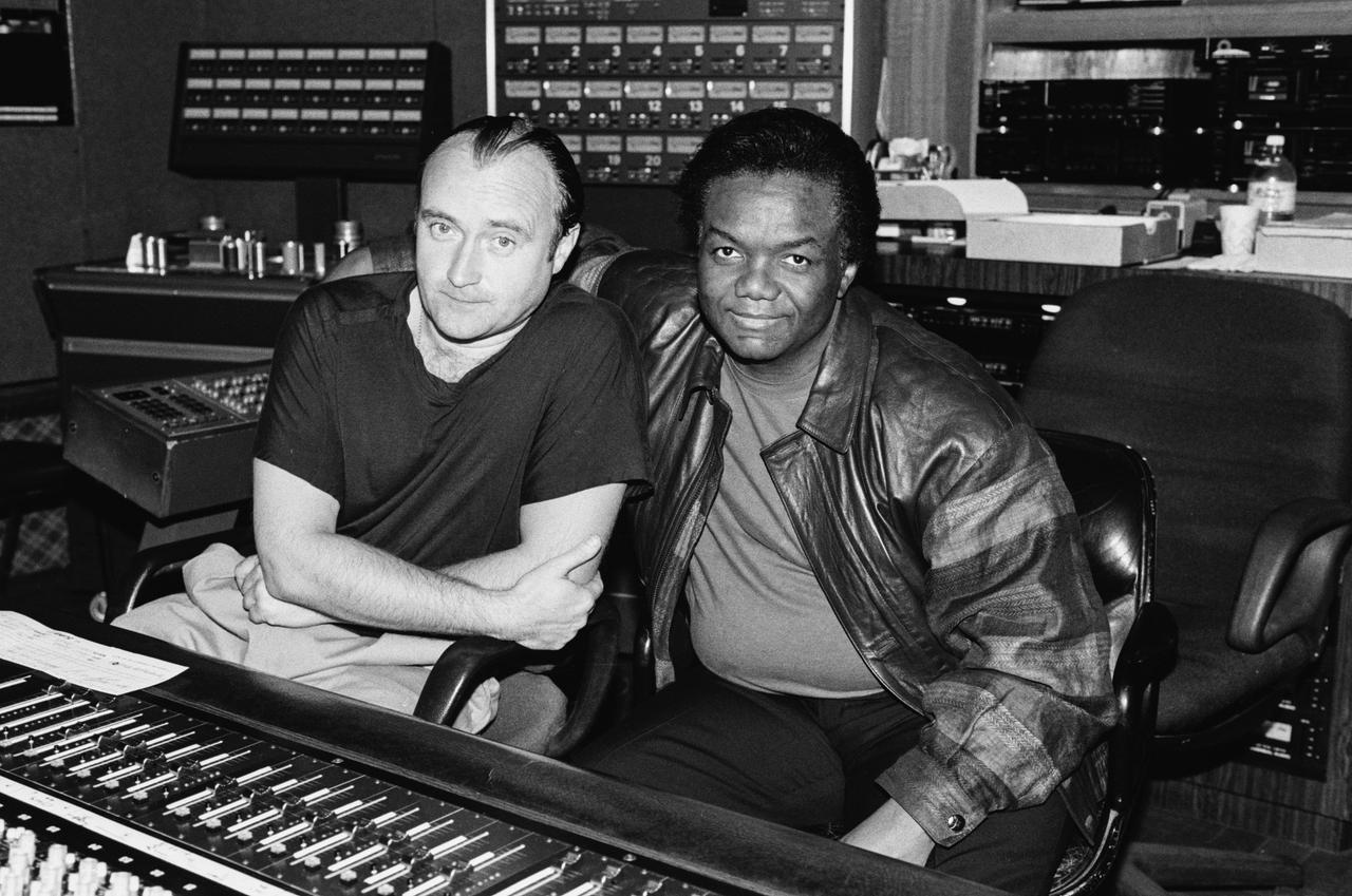 Lamont Dozier mit Phil Collins in einem Tonstudio. 