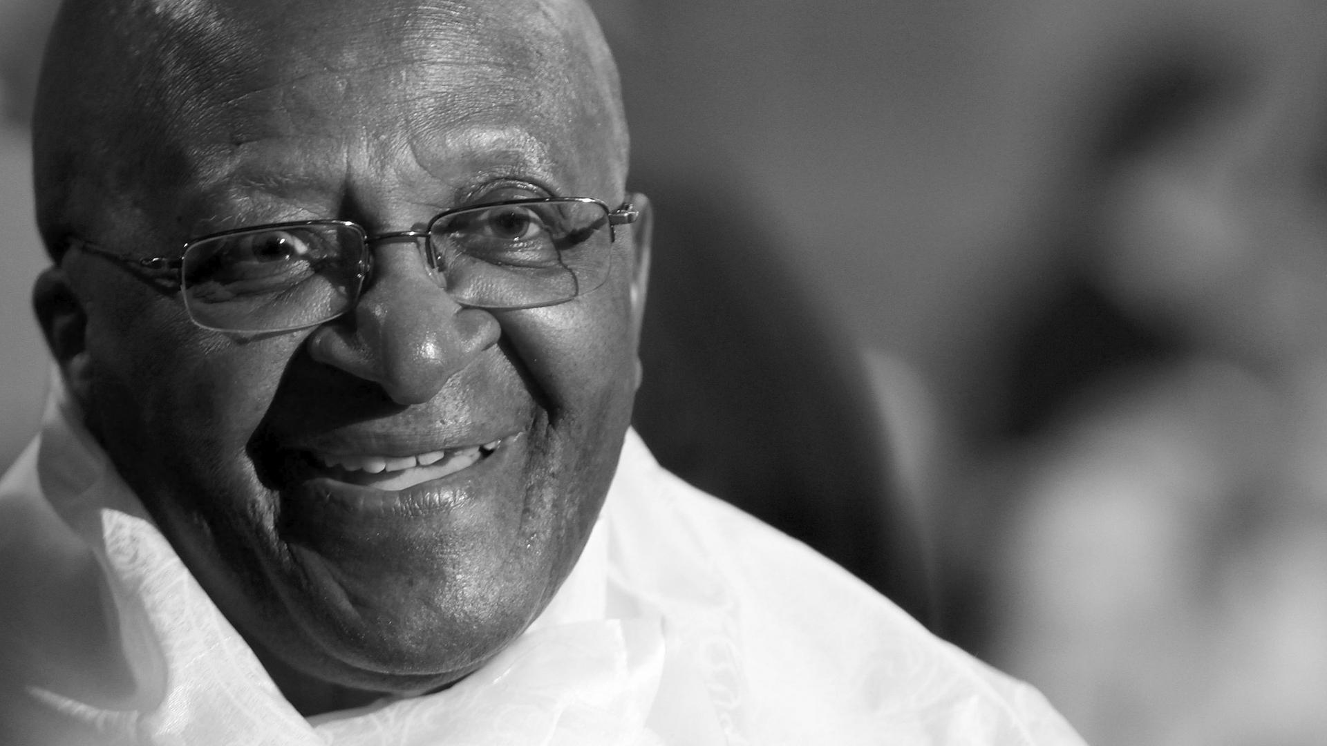 Erzbischof Desmond Tutu lächelt in die Kamera. Erzbischof Desmond Tutu lächelt in die Kamera.