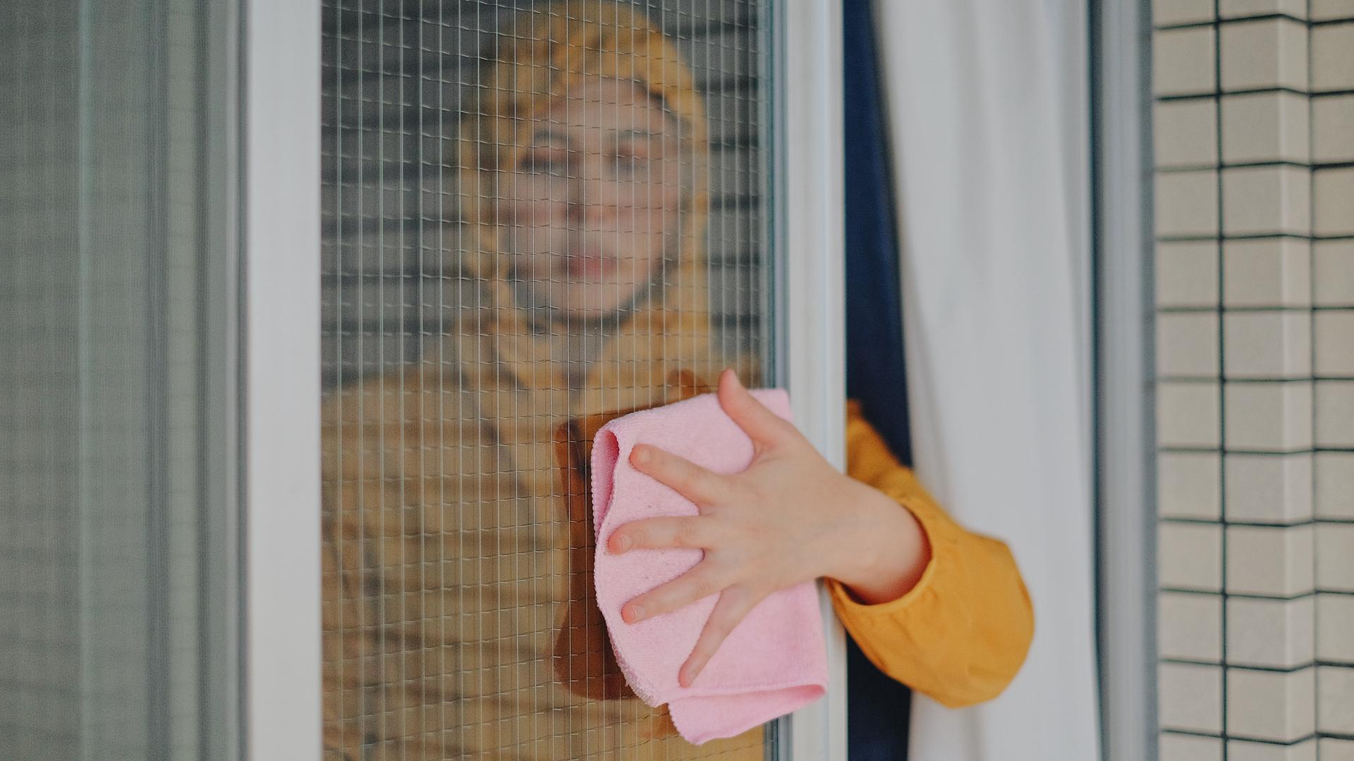 Portrait einer Fenster putzenden Frau. Portrait einer Fenster putzenden Frau.