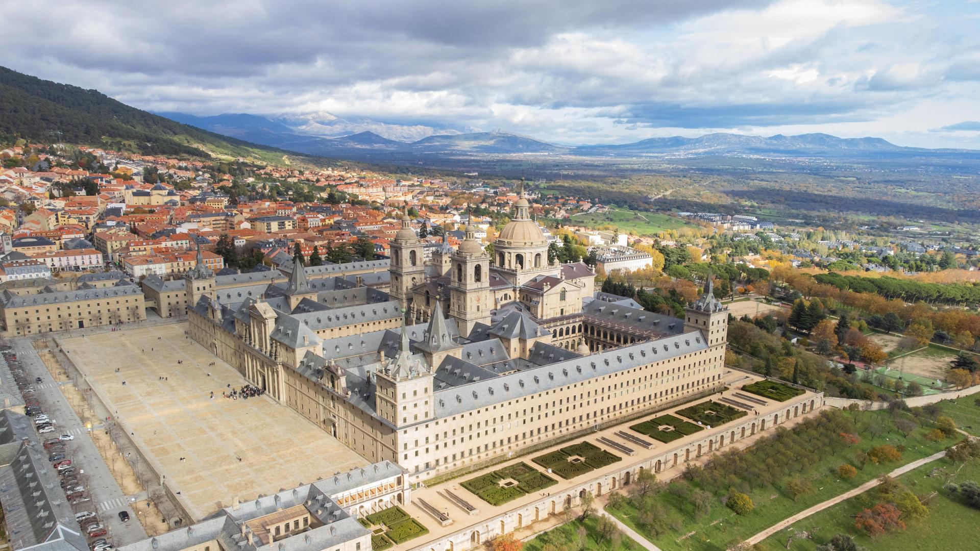 Real Sitio de San Lorenzo de El Escorial - "Königlicher Sitz des heiligen Laurentius von El Escorial" - Eine ab 1563 auf Geheiß des spanischen Königs Philipp II. nahe Madrid errichtete Palast- und Kloster-Anlage. Real Sitio de San Lorenzo de El Escorial - "Königlicher Sitz des heiligen Laurentius von El Escorial" - Eine ab 1563 auf Geheiß des spanischen Königs Philipp II. nahe Madrid errichtete Palast- und Kloster-Anlage.
