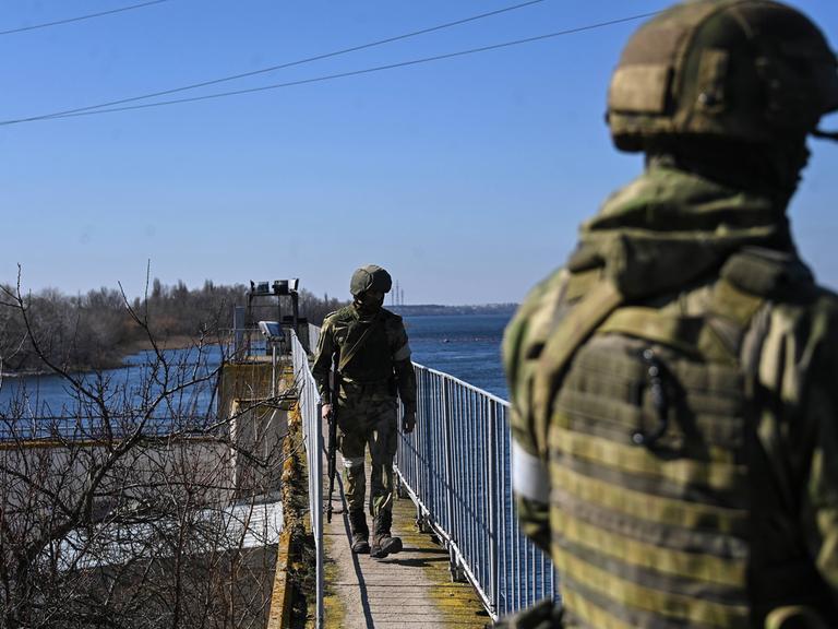 Der Kachowka Stausee nahe Cherson dient auch zur Versorgung des Atomkraftswerks Saporischschja - es wird befürchtet, dass Russland die Sprengung vorbereitet. Im Bild: Russische Truppen am Staudaum