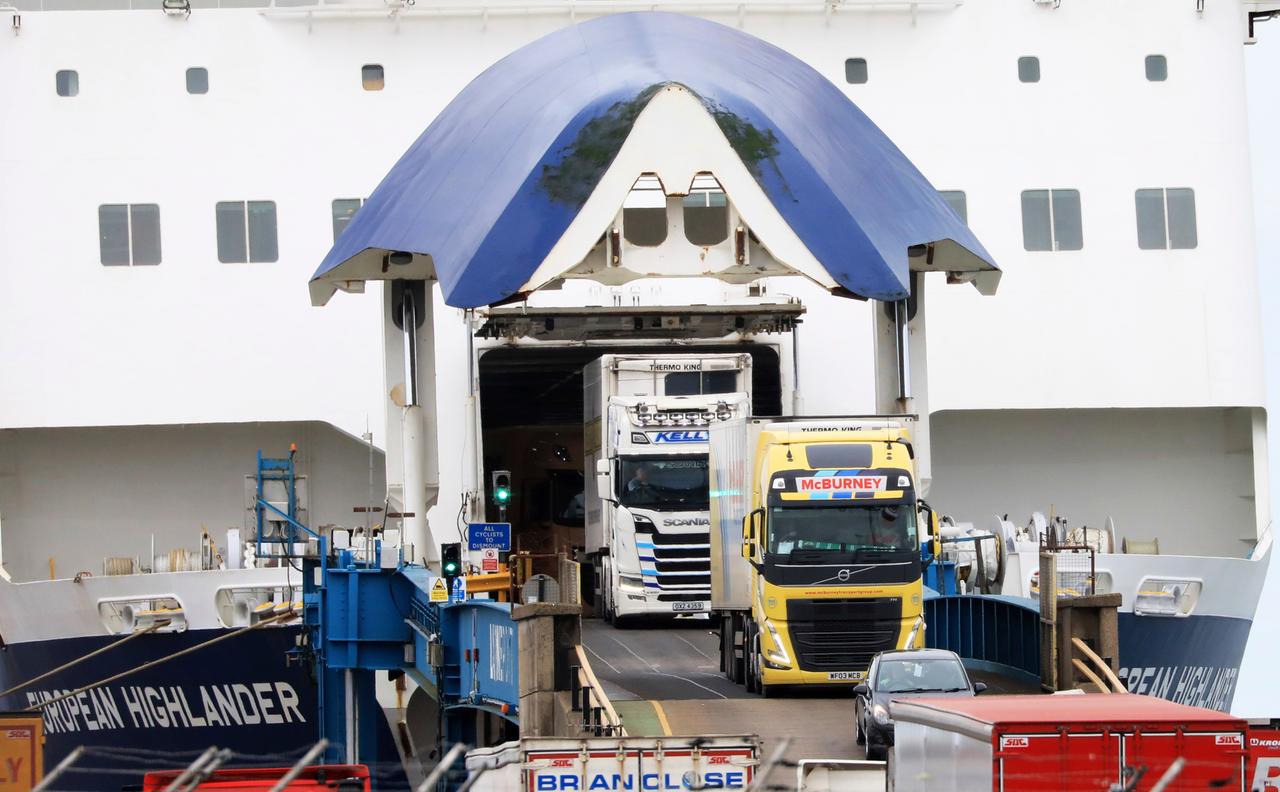 Lastwagen aus Schottland landen im Frachthafen in Larne, Nordirland