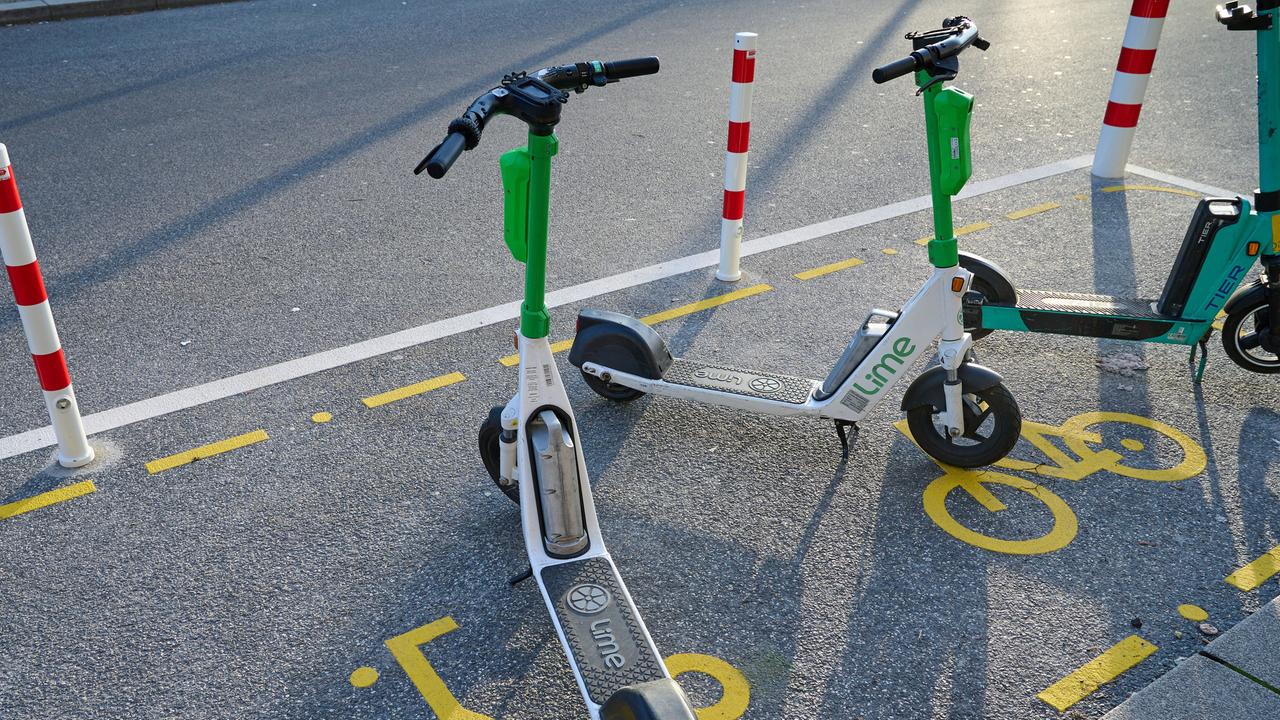 Ein E-Scooter steht auf einer dafür ausgewiesenen Fläche