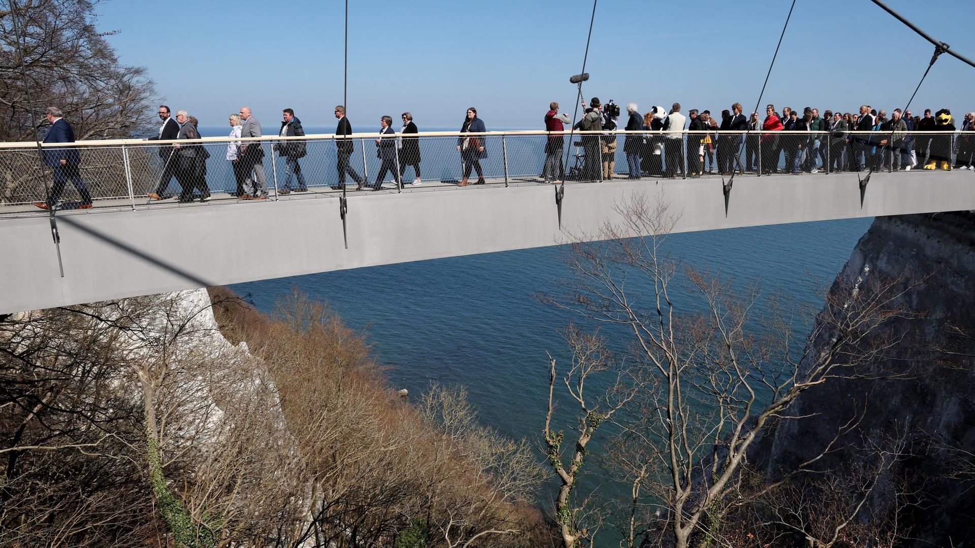 Der neue Skywalk wird auf der Insel Rügen eröffnet. Viele Menschen gehen über den schwebenden Rundweg. Der neue Skywalk wird auf der Insel Rügen eröffnet. Viele Menschen gehen über den schwebenden Rundweg.
