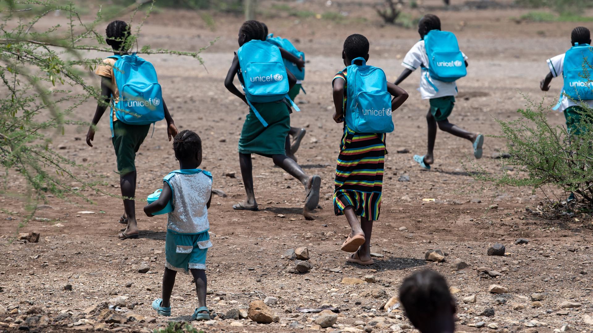 Die blauen Schulrucksäcke von Unicef, Flüchtlingslager Kakuma in Kenia Die blauen Schulrucksäcke von Unicef, Flüchtlingslager Kakuma in Kenia
