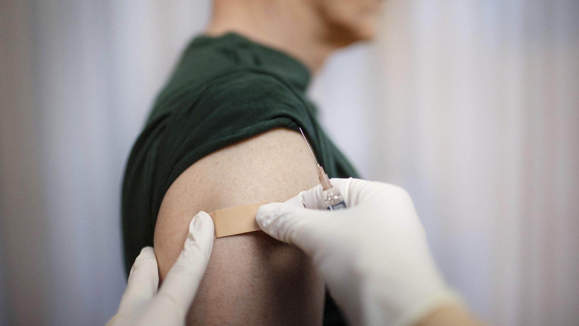 Schmerz Im Arm Nach Impfung www.deutschlandfunk.de