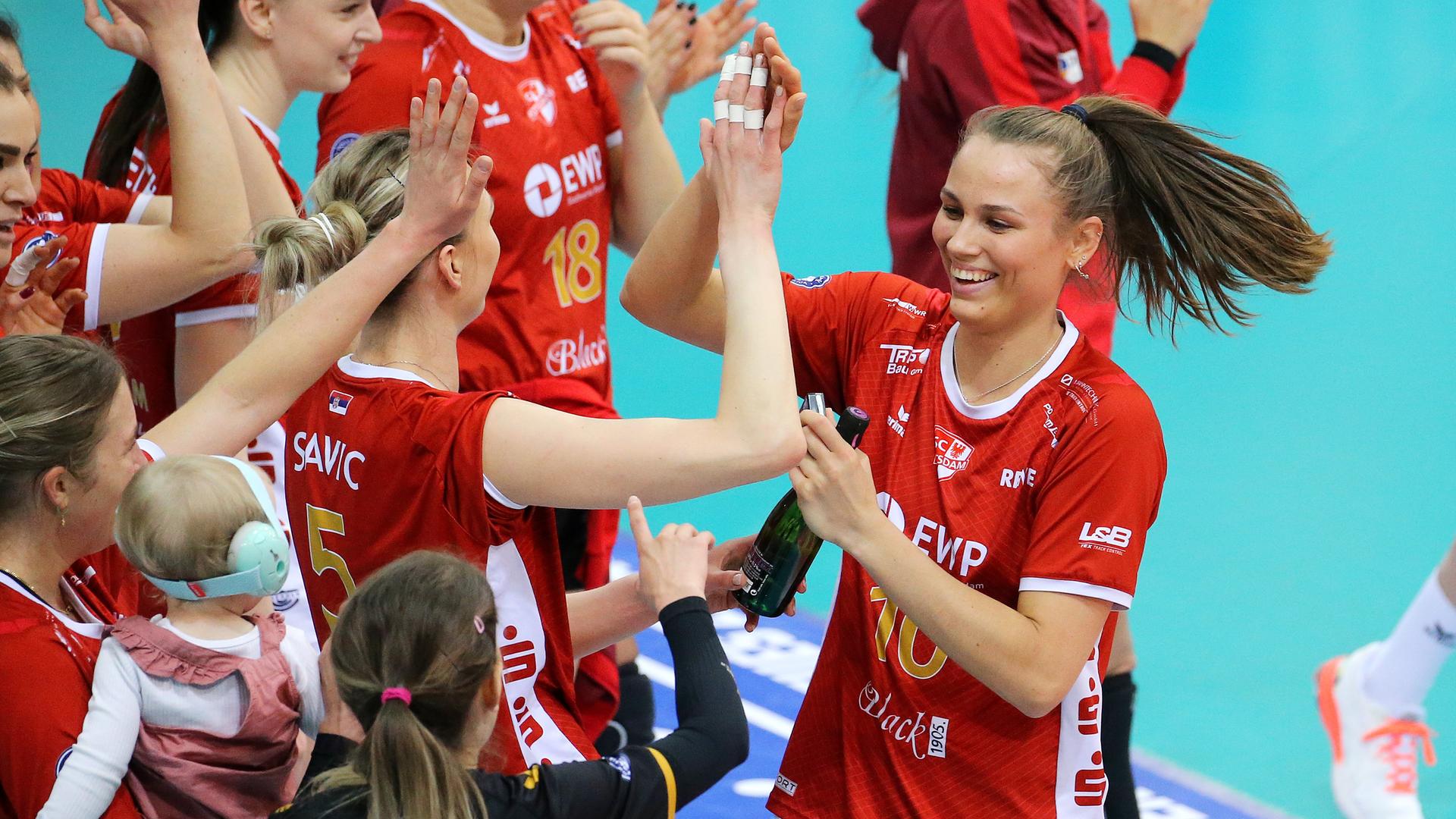 Jubel beim SC Potsdam. Die niederländische Spieler Sarah Emma van Aalen (re.) erhält Glückwünsche. Jubel beim SC Potsdam. Die niederländische Spieler Sarah Emma van Aalen (re.) erhält Glückwünsche.
