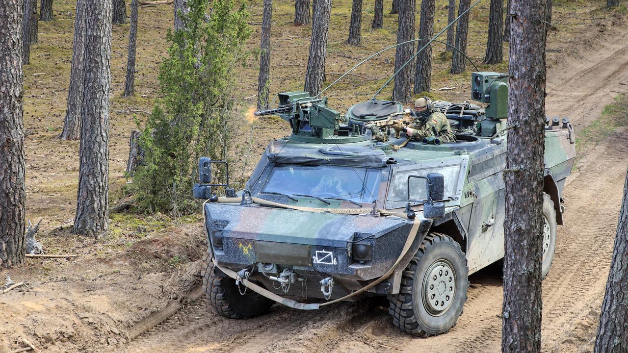 Bundeswehrfahrzeug im Wald Bundeswehrfahrzeug im Wald