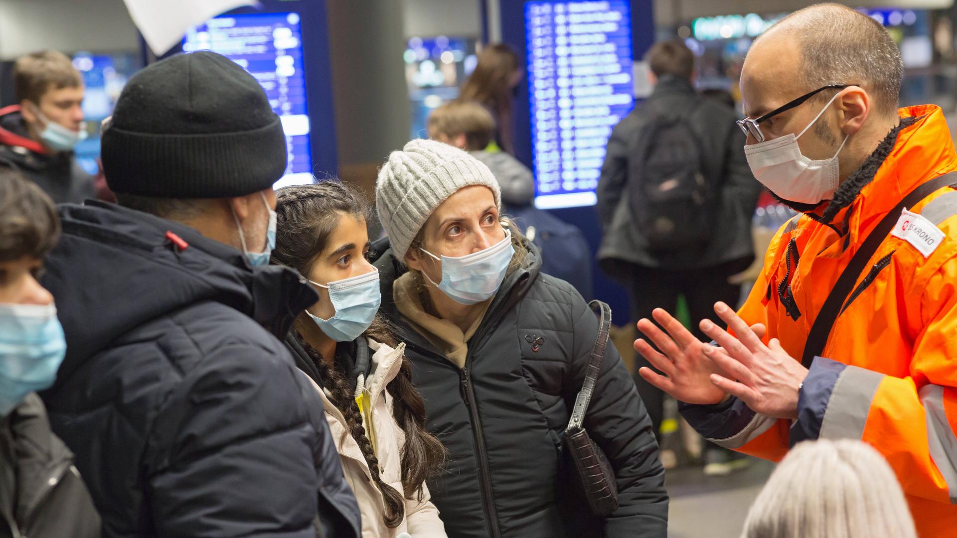 Mit der Bahn ankommende geflohene ukrainische Kriegsflüchtlinge werden im Berliner Hauptbahnhof von Freiwilligen versorgt. Mit der Bahn ankommende geflohene ukrainische Kriegsflüchtlinge werden im Berliner Hauptbahnhof von Freiwilligen versorgt.