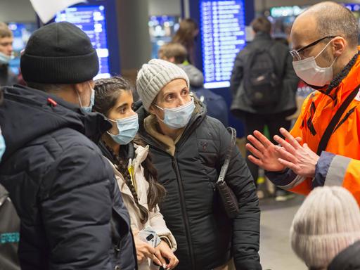 Mit der Bahn ankommende geflohene ukrainische Kriegsflüchtlinge werden im Berliner Hauptbahnhof von Freiwilligen versorgt.