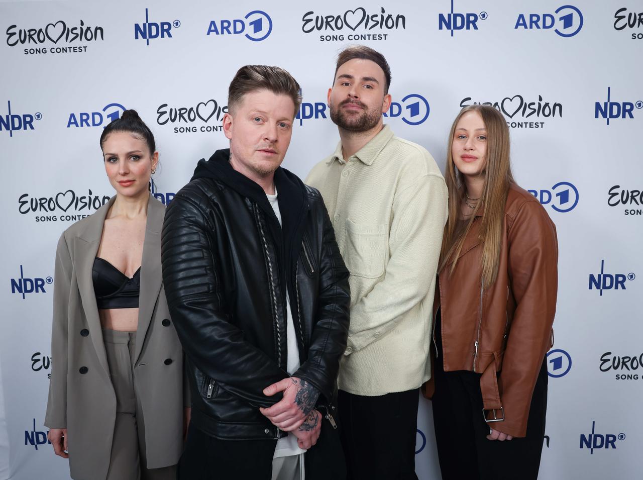 Nico Suave blickt zusammen mit seiner Band "Team Liebe" voller Stolz in die Kamera. Nico Suave blickt zusammen mit seiner Band "Team Liebe" voller Stolz in die Kamera.