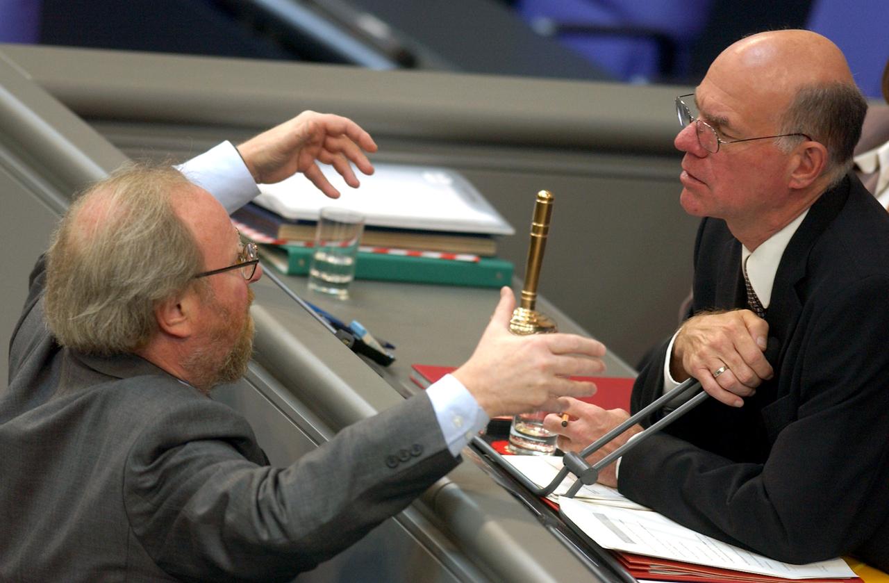 Norbert Lammert im Herbst 2005 als neugewählter Bundestagspräsident mit seinem Vorgänger Wolfgang Thierse (SPD) Norbert Lammert im Herbst 2005 als neugewählter Bundestagspräsident mit seinem Vorgänger Wolfgang Thierse (SPD)