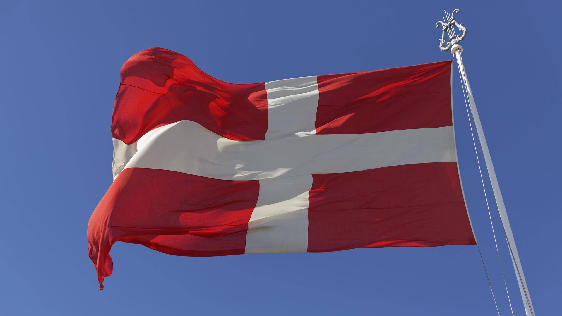 Staatsflagge des Souveränen Malteserordens, weißes liegendes Kreuz auf rotem Grund