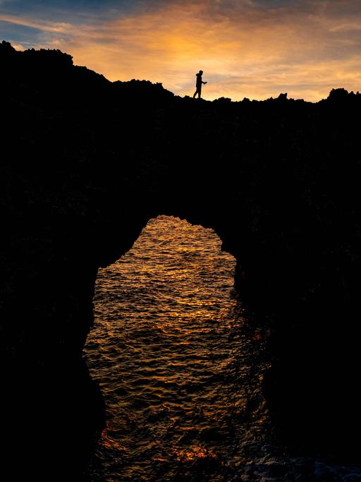 Felsbogen im Meer vor Sonnenuntergang