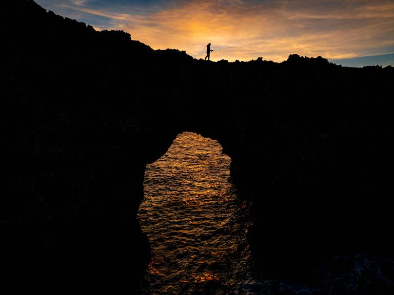 Felsbogen im Meer vor Sonnenuntergang