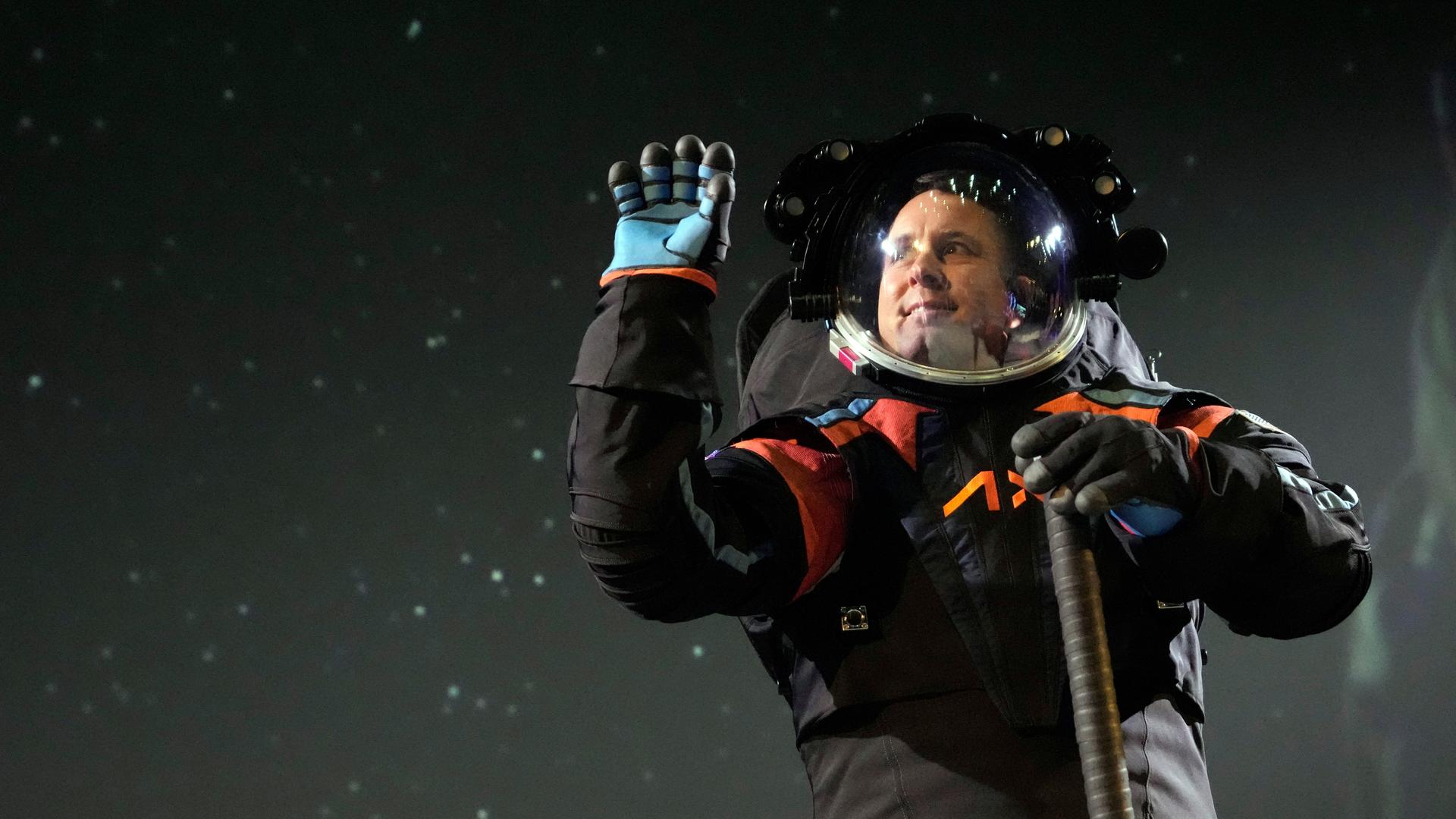 Jim Stein, Chefingenieur der Firma Axiom Space, trägt den Prototyp eines neuen Raumanzugs für die NASA.