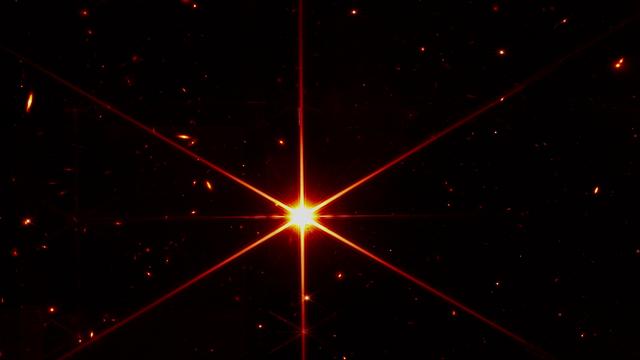 Scharfer Stern und viel „Beifang“: das James-Webb-Teleskop blickt ins All 