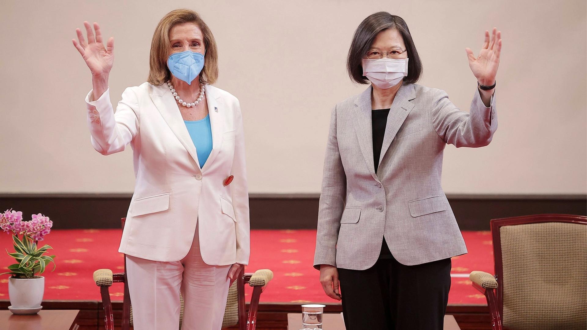 Nancy Pelosi (links) steht neben der Präsidentin von Taiwan, Tsai Ing-wen Nancy Pelosi (links) steht neben der Präsidentin von Taiwan, Tsai Ing-wen