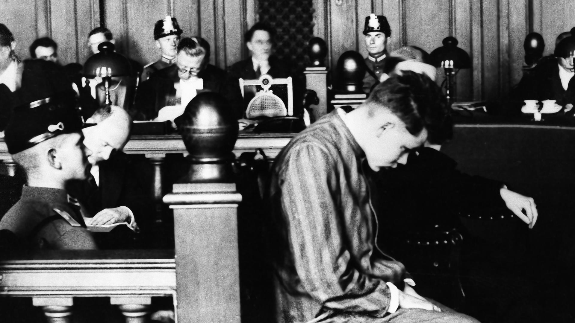 Ein Schwarz-Weiß-Foto zeigt den Niederländer Marinus van der Lubbe im Oktober 1933 beim Gerichtsprozess in Leipzig. Ein Schwarz-Weiß-Foto zeigt den Niederländer Marinus van der Lubbe im Oktober 1933 beim Gerichtsprozess in Leipzig.