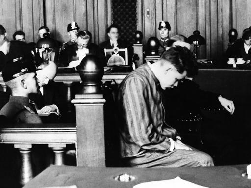 Ein Schwarz-Weiß-Foto zeigt den Niederländer Marinus van der Lubbe im Oktober 1933 beim Gerichtsprozess in Leipzig.