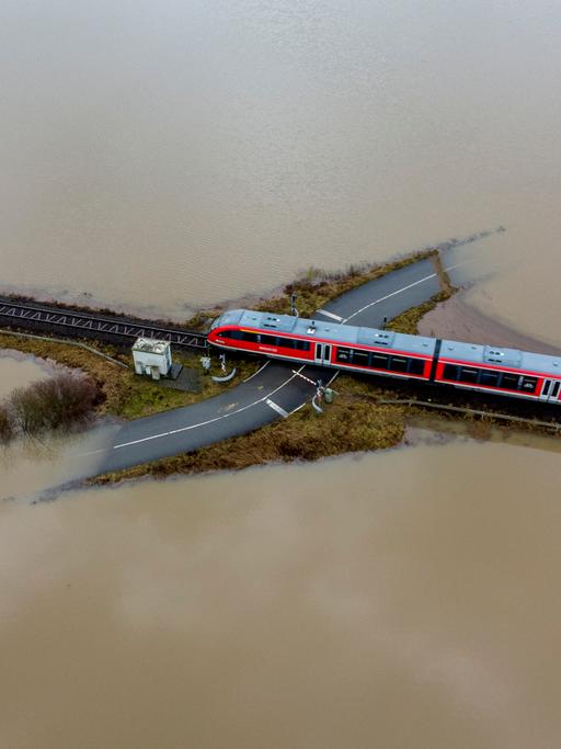 Luftaufnahme auf einen Zug umgeben von Hochwasser