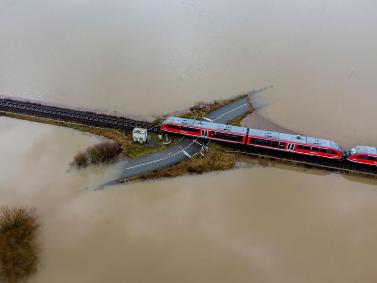 Luftaufnahme auf einen Zug umgeben von Hochwasser