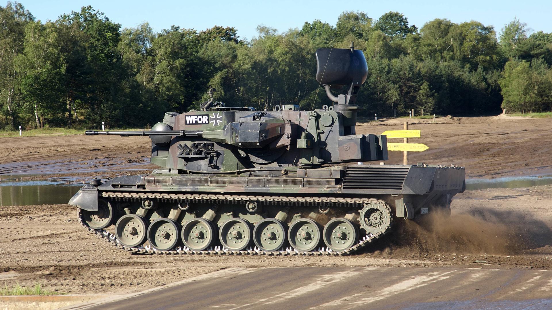 Ein Flugabwehr-Panzer Gepard von der Bundeswehr.
Ein Flugabwehr-Panzer Gepard von der Bundeswehr.