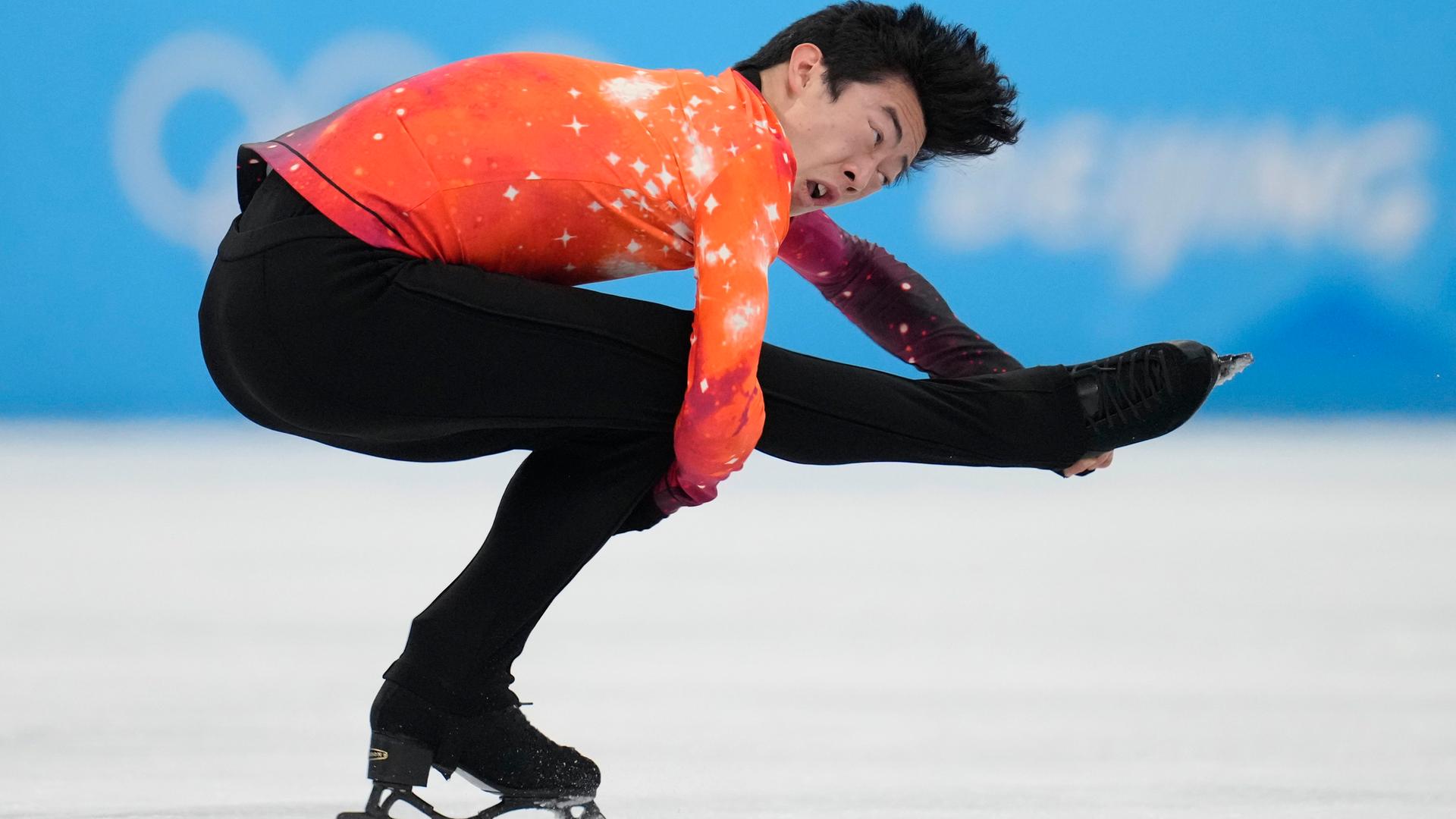 Nathan Chen bei einer Drehung auf dem Eis. Nathan Chen bei einer Drehung auf dem Eis.