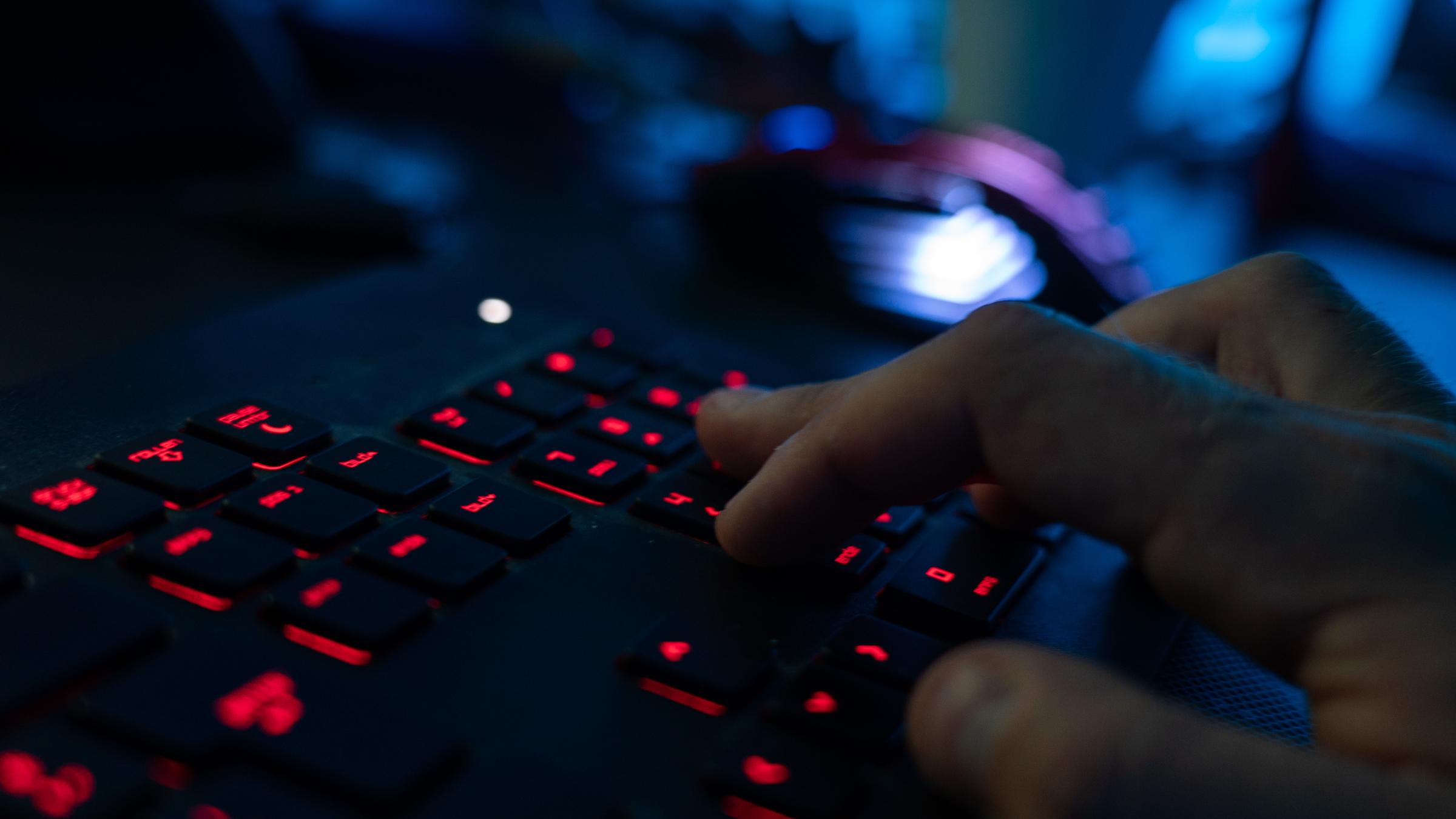 Ein Mann sitzt am Rechner und tippt auf einer Tastatur. Symbolfoto. Ein Mann sitzt am Rechner und tippt auf einer Tastatur. Symbolfoto.